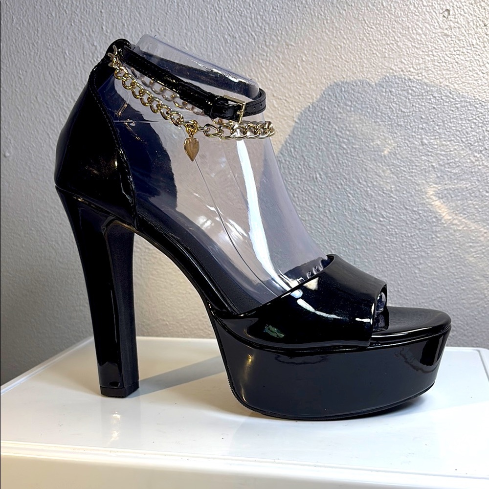 NWOT Wild Pair Black and Gold High Heel Shoes with Classic Design